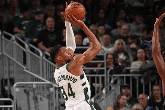 字母哥在澳大利亚队比赛中战术调整，重要助攻引发热议！